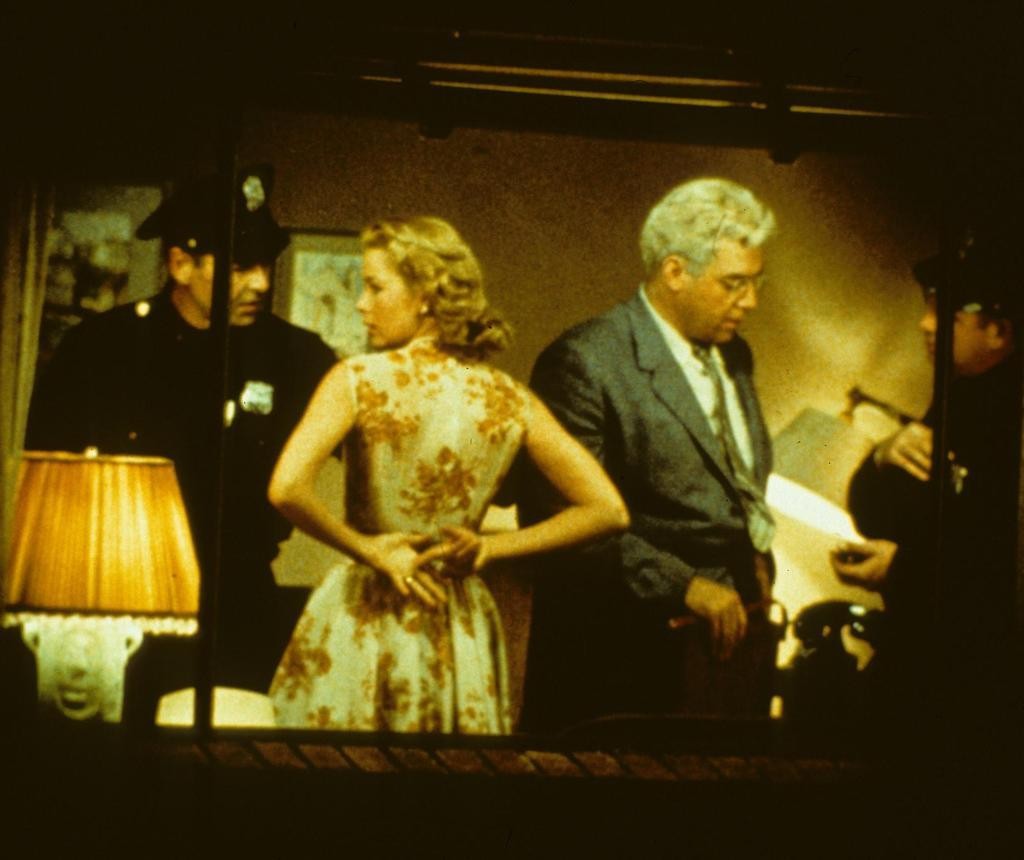 Grace Kelly e Raymond Burr in "La finestra sul cortile"